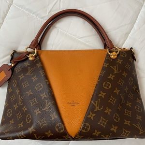 Louis Vuitton V Tote MM